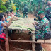 Unik, Satgas Pamtas Yonif 125/Simbisa Latih Warga Papua Berkreasi Membuat Ketupat Adat Jawa