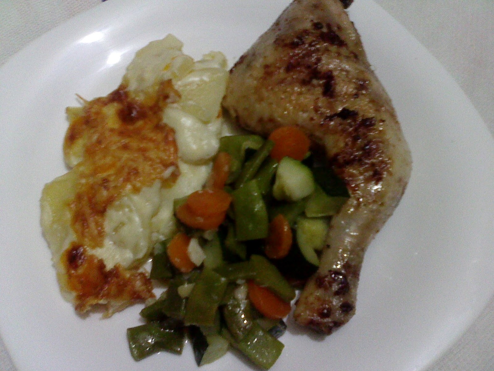 Pernas de frango grelhado com batatas gratinadas e legumes salteados Pernas de frango grelhado com batatas gratinadas e legumes salteados