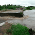 REGIÃO / Ponte se parte com correnteza de rio na BA-381; assista o vídeo