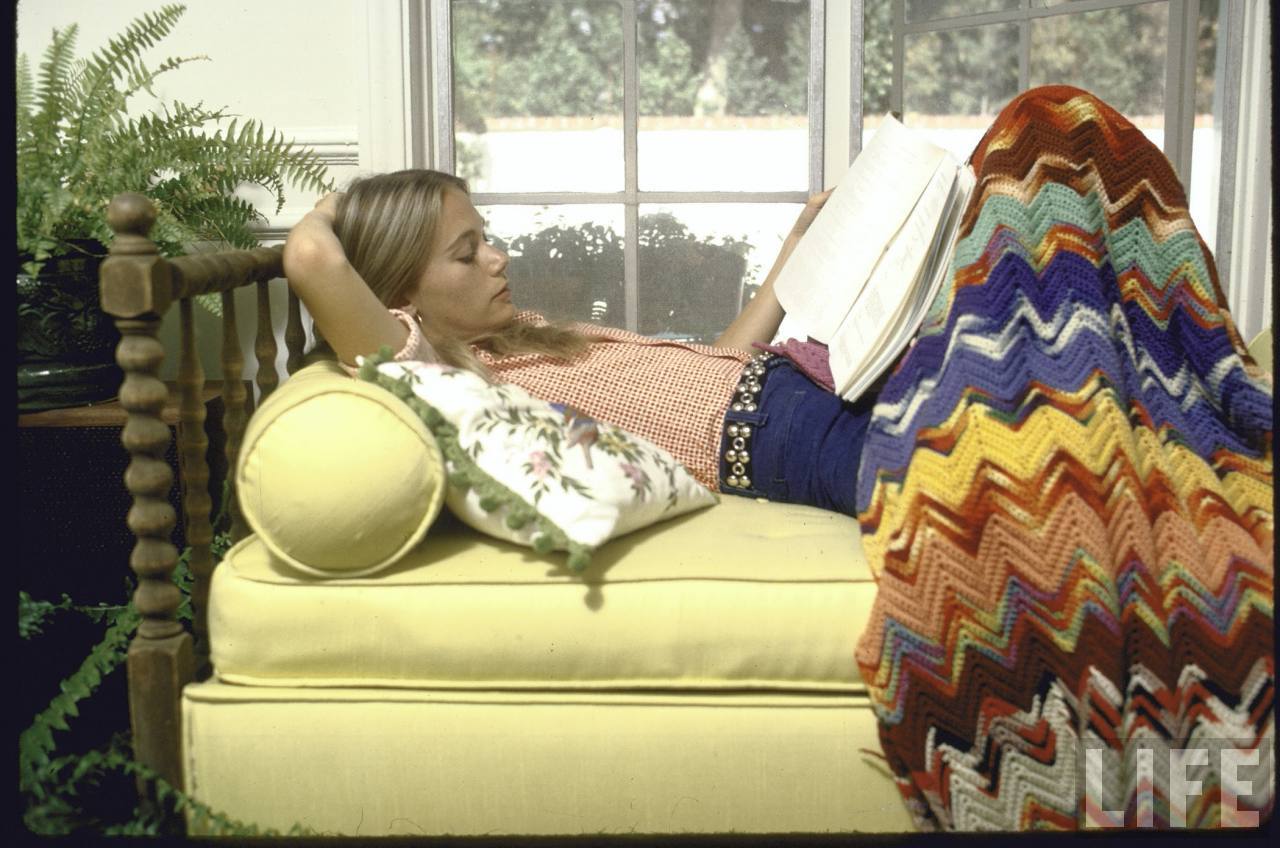 25 Fascinating Color Photographs of a Young Peggy Lipton