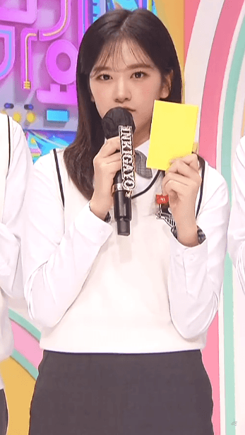 아이즈원> 교복 입은 MC 안유진