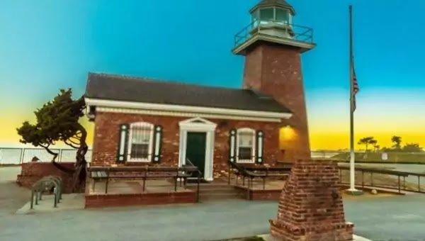 Solar Flagpole Light