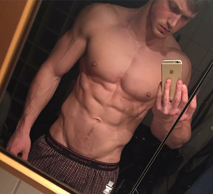 hot-guys-shirtless-fit-body-selfies