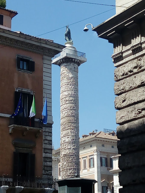 La colonne de Marc-Aurèle sur la piazza Colonna