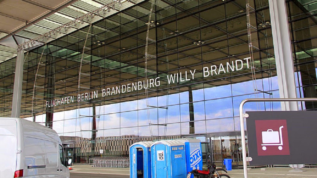 [Obrazek: 800px-Flughafen_Willy_Brandt_(Sch%C3%B6n...ingang.jpg]