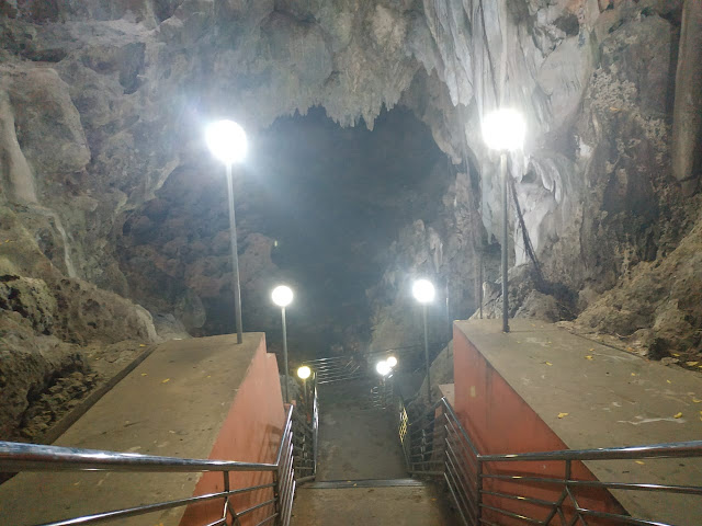keadaan dalam goa jatijajar salah satu jembatan moderen di goa jatijajar
