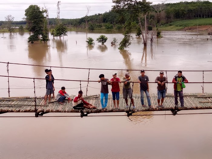 Igin menjadikan tiyuh menjadi distinasi tujuan Ratusan masyakarat Tiyuh Gedung Ratu Turun Kejalan, Serbu Jembatan Gantung
