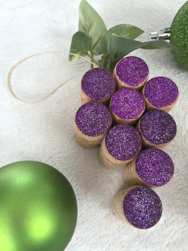 Lindsay's Sweet World: DIY Wine Cork Ornament + Holiday Home Tour Link-Up Announcement