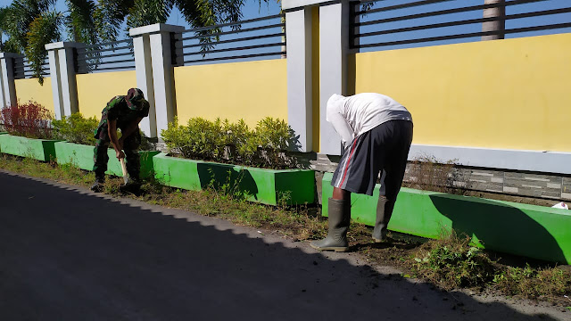 Peduli Lingkungan !!! Babinsa Bersama Warga Bersih-bersih Tempat Tinggal