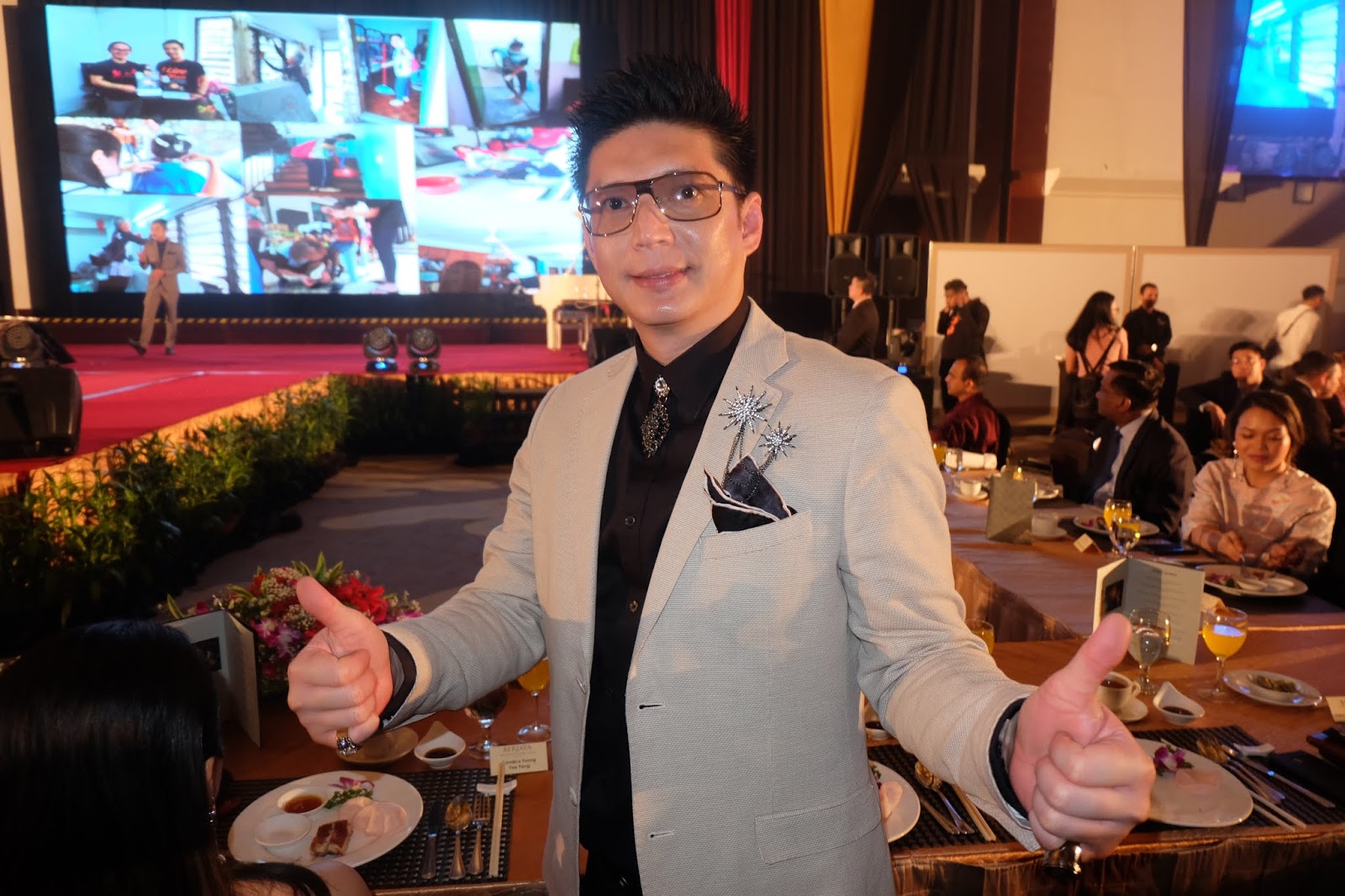 Kee Hua Chee Live! DR JANSON ANG, FOUNDER OF THE GIVING BANK, AWARDED TROPHIES TO CHARITABLE