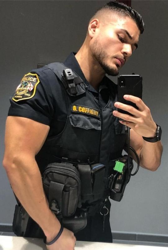 sexy-bad-boy-look-uniformed-policeman-officer-big-biceps-puertorican-stud-mirror-selfie