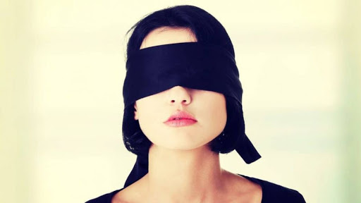 O femeie s-a prefacut 28 de ani ca e oarba. Povestea ei te va uimi: de ce a facut-o?