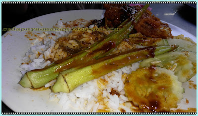 nasi putih, ayam goreng, bendi rebus, timum