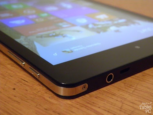 Mediacom SmartPad iPro W810, angolo con jack audio e microUSB