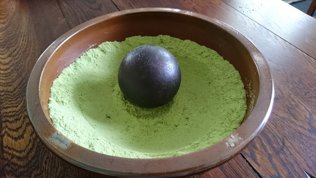torkad ramslök och salt som mals med senapskula