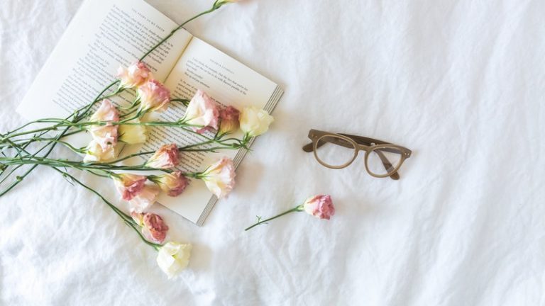 16 Definisi Karya Sastra Menurut Para Ahli