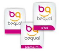 Tres logos del sello bequal. En uno pone Plus, en otro Premium y en otro nada.