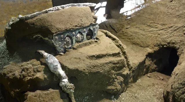 Arkeologlar, Pompeii'nin küllerinin altında iyi korunmuş dört tekerlekli bir araba keşfettiler. Neredeyse 2.000 yaşında olan tarihi araba