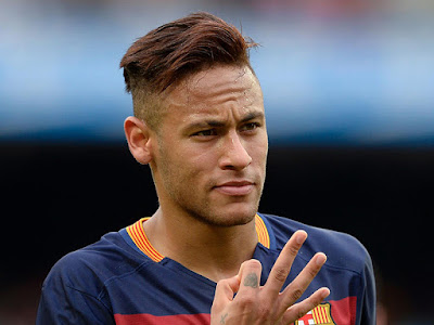 Biografi Neymar        Biodata   Nama asli : Neymar da Silva Santos Junior  Tanggal lahir : 05 Februari 1992  Lahir di : Mogi das Cruzes, Sao Paulo, Brasil  Zodiac : Aquarius  Biografi   Neymar da Silva Santos Junior atau yang akrab dikenal sebagai Neymar adalah pesepakbola yang lahir di Mogi das Cruzes, Brazil, 5 Februari 1992. Dia merupakan anak dari pasangan Neymar da Silva Sr. dan Nadine Santos. Profesi ayahnya sebagai mantan pesepakbola membuat Neymar tertarik dengan olahraga ini. Neymar bergabung dengan klub bola pertamanya, Portuguesa Santista, ketika usianya 11 tahun. Namun tidak sampai setahun ia harus meninggalkan klub itu. Hal ini disebabkan oleh kepindahan keluarganya ke kota Santos. Bakat bola Neymar membuatnya diincar akademi sepakbola klub Santos FC. Ia resmi bergabung dengan akademi yang telah melahirkan sederet pemain sepakbola terkenal di Brazil itu, 2003. Meski begitu Neymar tak lantas populer. Ia melewati 6 tahun sebelum resmi merumput. Debut perdananya di lapangan dengan tim Santos FC Senior terjadi 7 Maret 2009. Di usianya ke-17, pemain yang mendapat julukanPele Masa Depan ini berhasil membawa timnya menang 2-1 melawan Oeste. Neymar mencetak 14 gol dari 48 pertandingan di musim perdananya itu.  Permainan gemilang kembali ditunjukkan Neymar di musim 2010. 