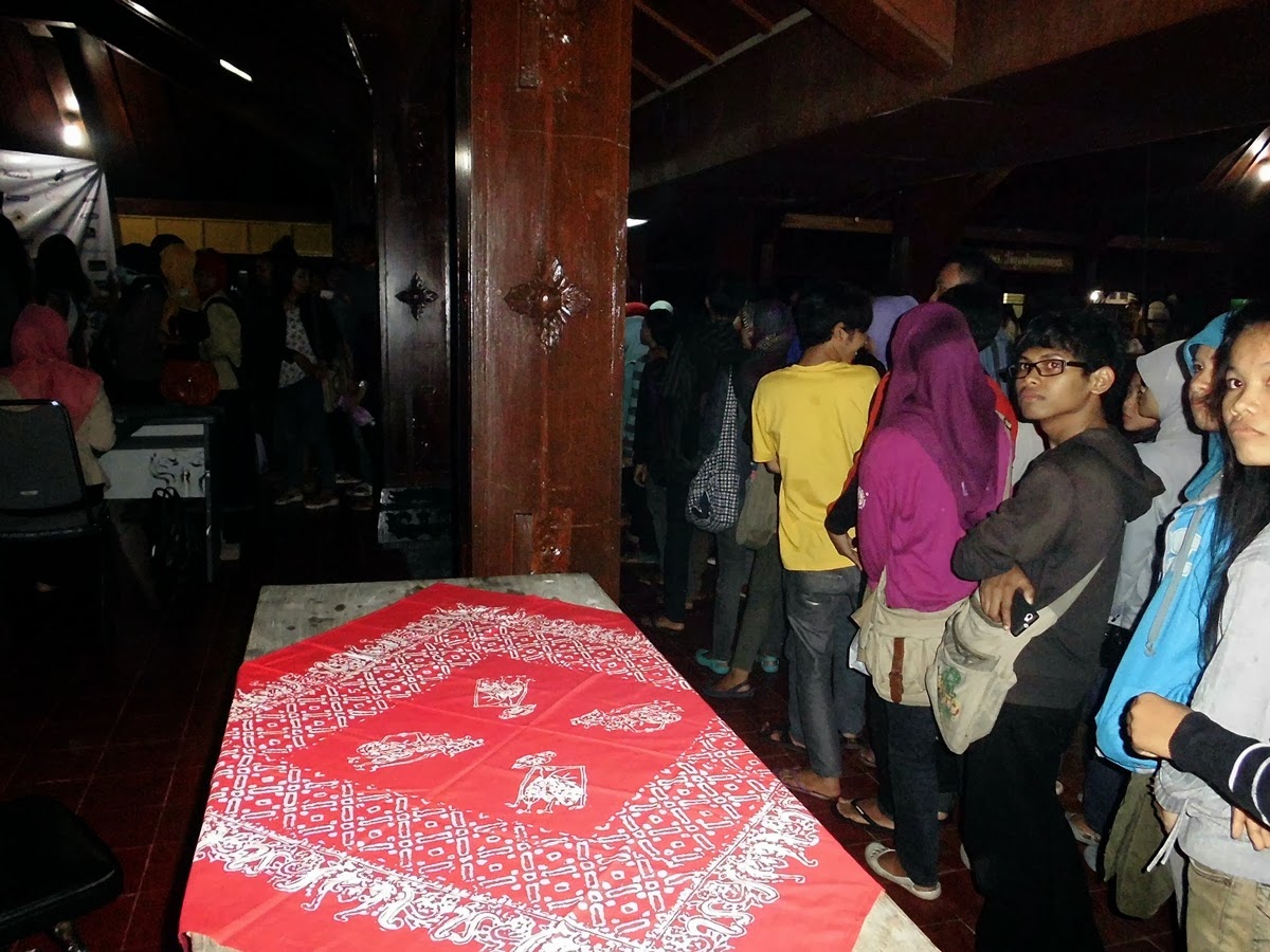 Teater Malam: Sang Pelacur ~ Sebuah Perjalanan Mengarungi Dunia