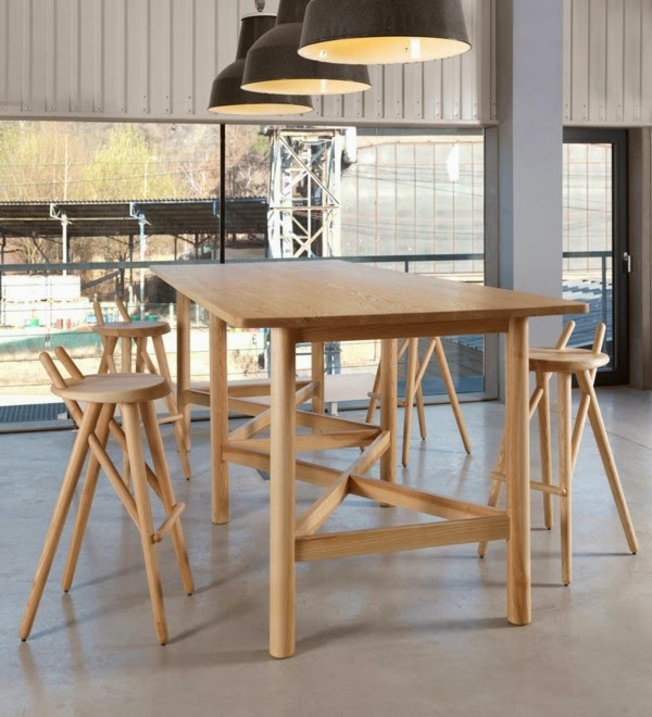 Table made of wood – set design and classic!