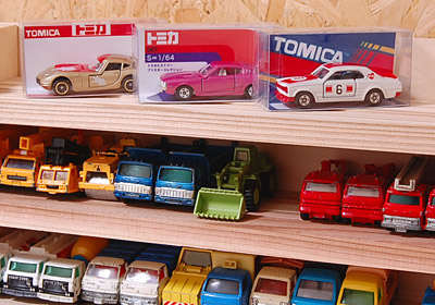 トミカの棚を自作して大量購入したジャンクミニカーを飾る! 在庫限品 トミカジャンク大量台数不明トミカ ミニカー