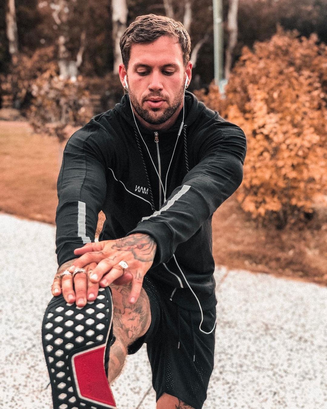 hot-tattoo-man-runner-married-husband-material-healthy-lifestyle-dilf