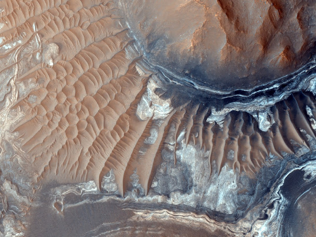 Хаос Арам —
остатки от эродированного ударного кратера, который находится почти на самом
экваторе Марса и покрыт огромным количеством оксида железа или обычной
ржавчины.
