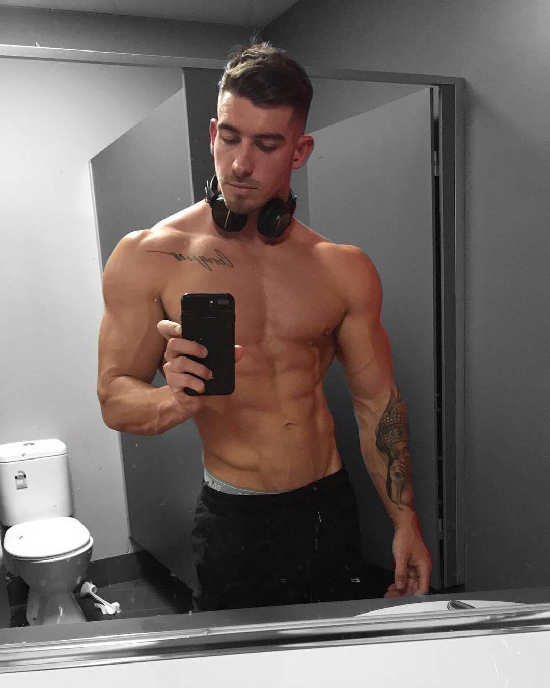 hot-shirtless-guys-broad-shoulders-blake-williamson-fit-body-selfie