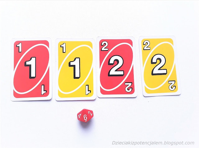 na zdjęciu karty uno leżące w rzędzie na poczatku karta czerwona o wartości jeden , następnie żółte jeden, czerwone dwa i żółte dwa