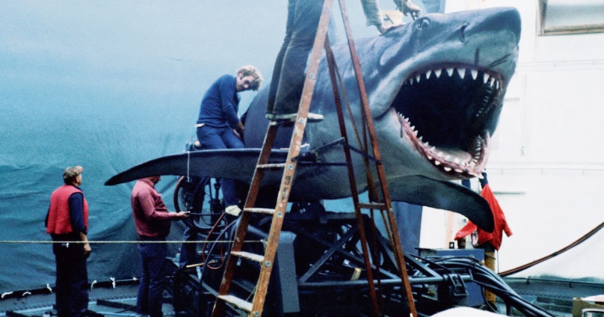 21 Amazing Behind the Scenes Photos From the Making of 'Jaws' (1975