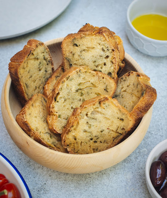 Rustikales Brot mit mediterranen Kräutern