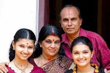 Saranya Family Husband Biography Parents Children S Marriage Photos Saranya mohan is a former indian film actress, who has acted in malayalam, tamil, telugu, kannada and hindi films. saranya family husband biography
