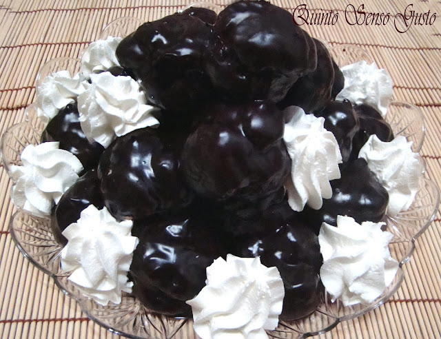 profiteroles al cioccolato fondente