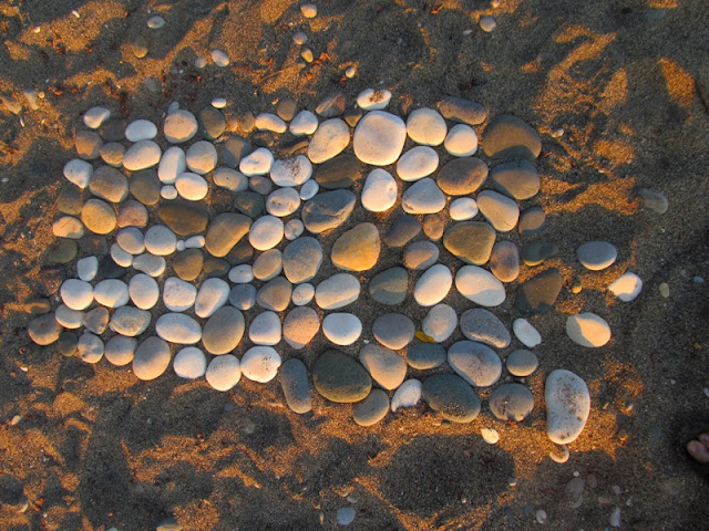 Поделки из камней на галечном пляже