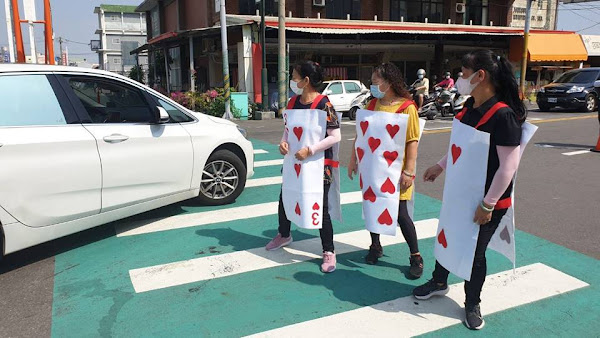 田中警分局交通安全宣導快閃 路口慢看停、行人停看聽