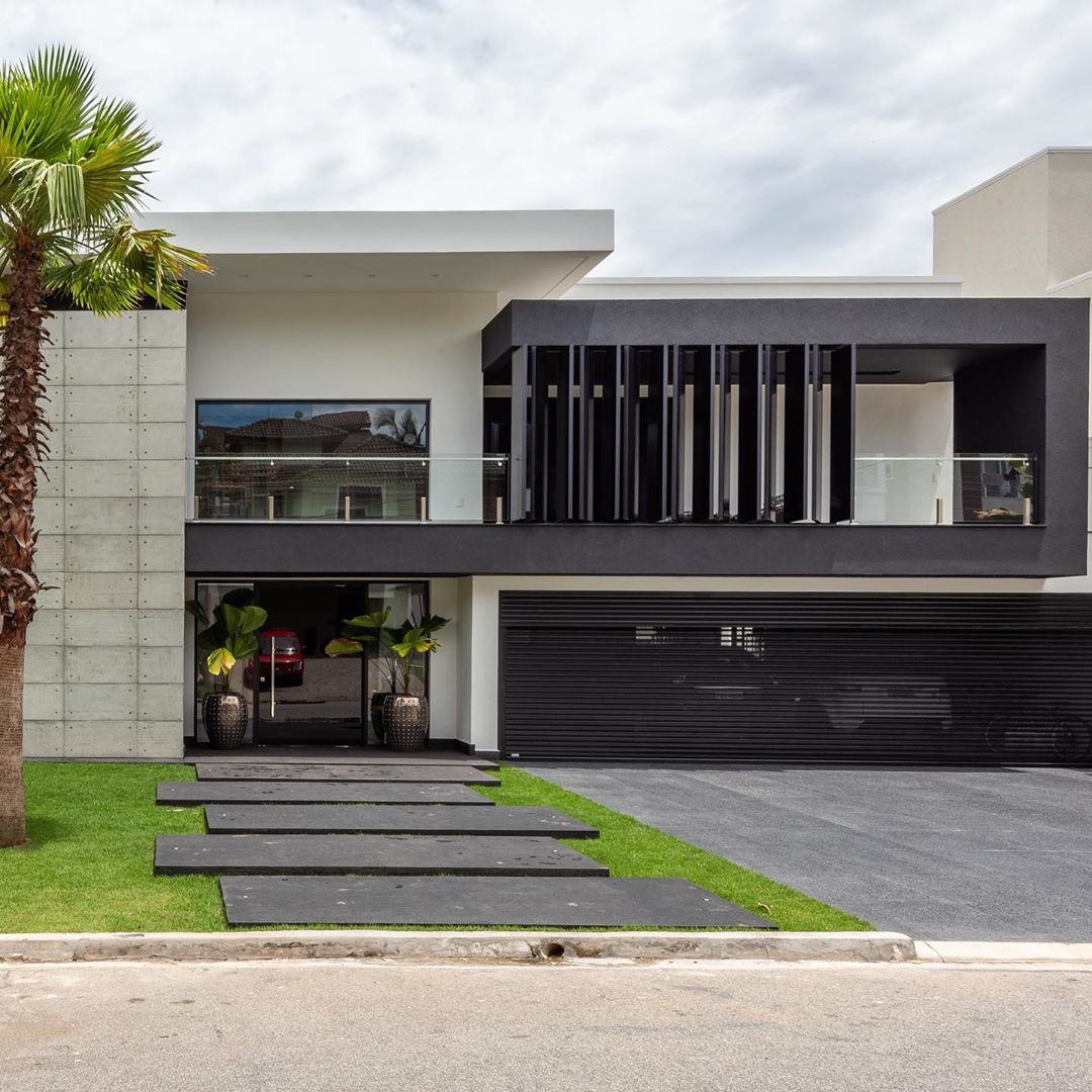 Retrofit de fachada de casa com esquadrias pretas e placas de concreto -  veja o antes e depois! - Decor Salteado