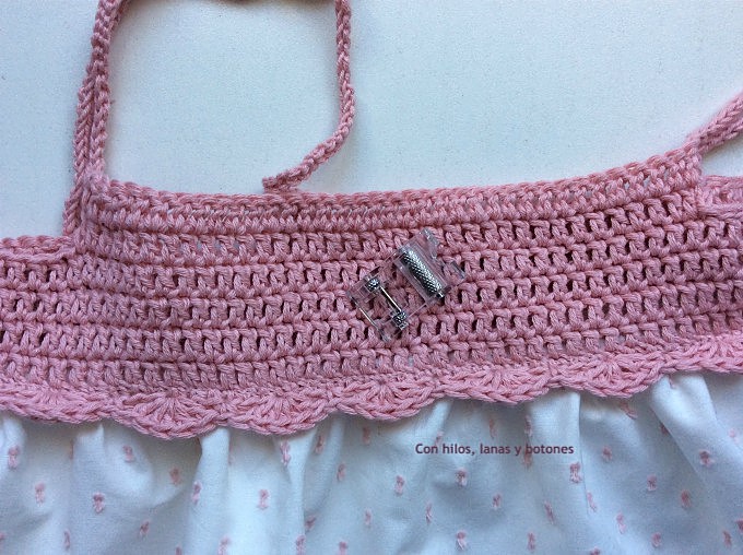 Con hilos, lanas y botones: Camisón de niña con canesú de ganchillo