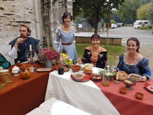 Crinolines et Cie à la fête médiévale de Pontivy Crinolines et Cie à la fête médiévale de Pontivy