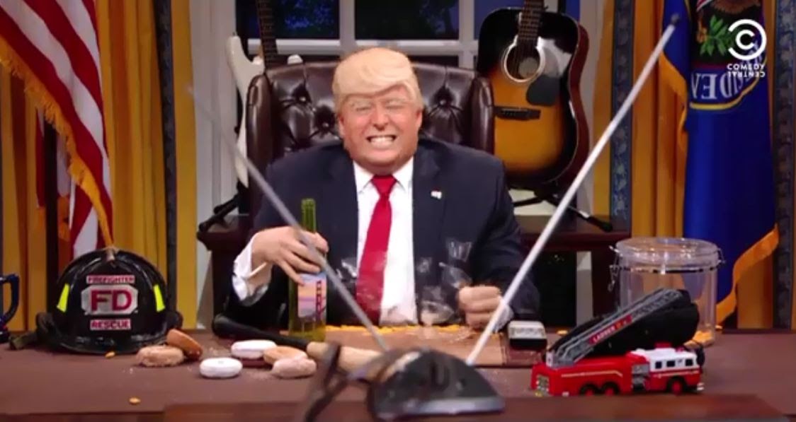 شاهد بالفيديو مشهد تمثيلي للرئيس ترامب يحطم مكتبه.. هل بدأ فعلا بالتحطيم