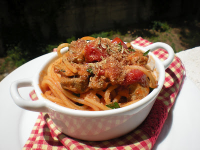 Spaghetti al Tonno con pane tostato un piatto siciliano