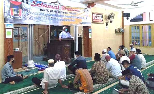 Hendri Septa mengikuti kegiatan Subuh Sajadah di Masjid Al Ikhwan Sawahan Timur