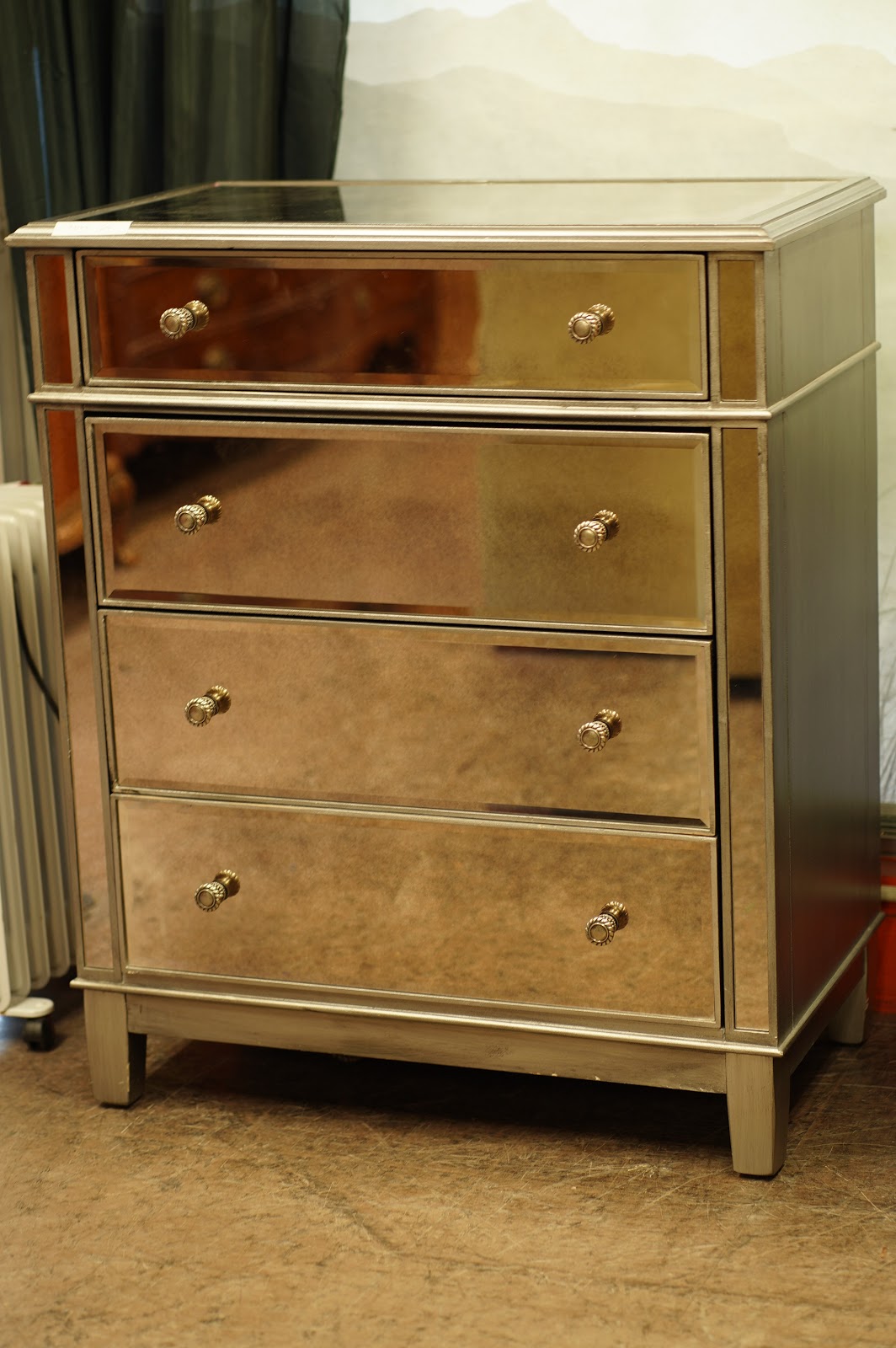 UHURU FURNITURE & COLLECTIBLES: **SOLD** #98184 Mirrored 18.5" x 40" x
