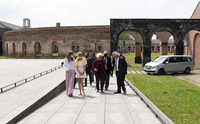 Queen Paola and Princess Eleonore visited the Museum of Contemporary Arts. Crown Princess Elisabeth wore new wide-leg trousers by Zara