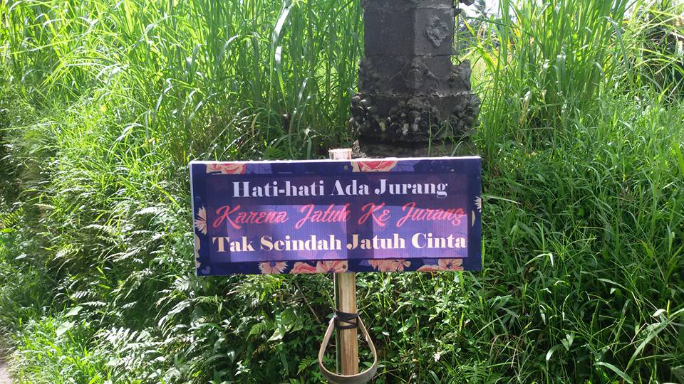 Kocak! Penunjuk Jalan Menuju Lokasi Resepsi Yang Bikin Heboh Kocak! Penunjuk Jalan Menuju Lokasi Resepsi Yang Bikin Heboh