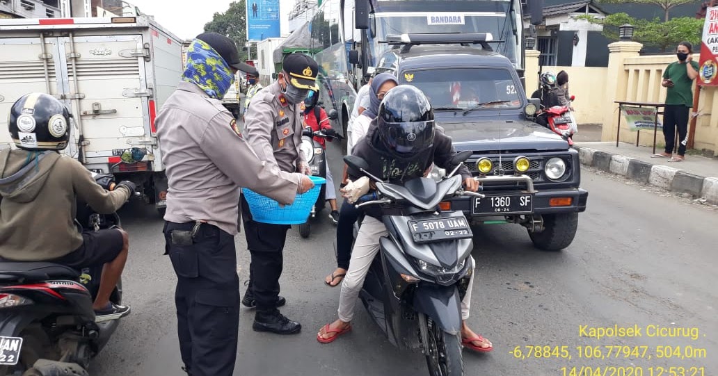 Polsek Cicurug Polres Sukabumi Membagikan Maker Nasi Bungkus Dan