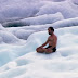 O homem que medita para conseguir permanecer em temperaturas baixíssimas