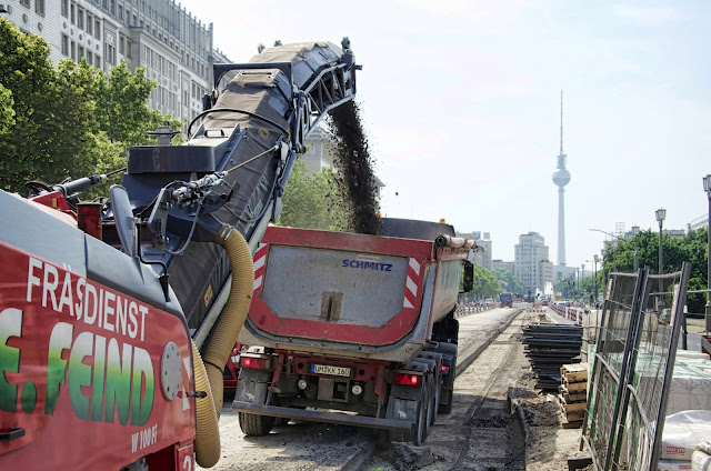 Baustelle Karl-Marx-Allee 68, Asphaltfräse- Arbeiten, 10243 Berlin, 20.06.2013