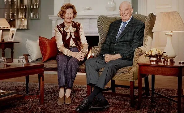 Royal Court has released official photos of King Harald and Queen Sonja. King Haakon and King Olav. Sonja wore a silk blouse and velvet vest