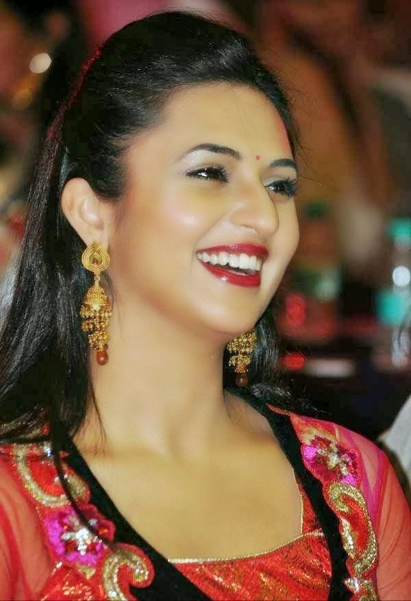 Divyanka Tripathi Hot Pics Navel Images Bikini Wallpapers Saree Photos